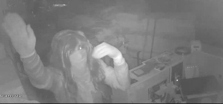 Peruk Takıp Göbek Ata Ata Soydu G4