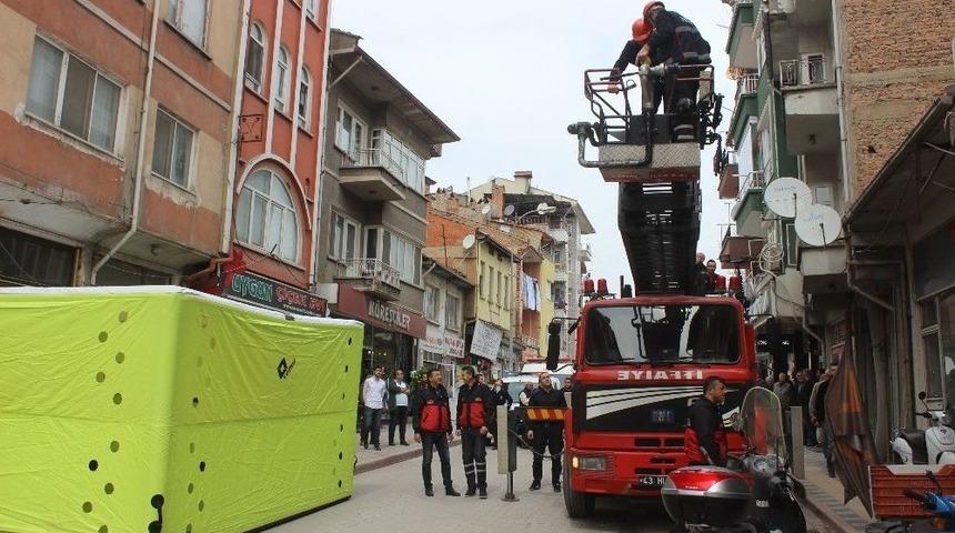 Kendini Evine Kilitleyen Yaşlı Kadını Polis Ve İtfaiye Erleri Dışarı &Ccedil;ıkattı