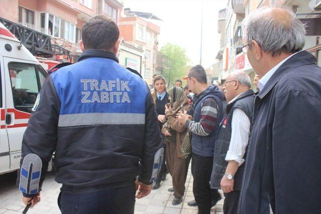 Kendini Evine Kilitleyen Yaşlı Kadını Polis Ve İtfaiye Erleri Dışarı Çıkattı