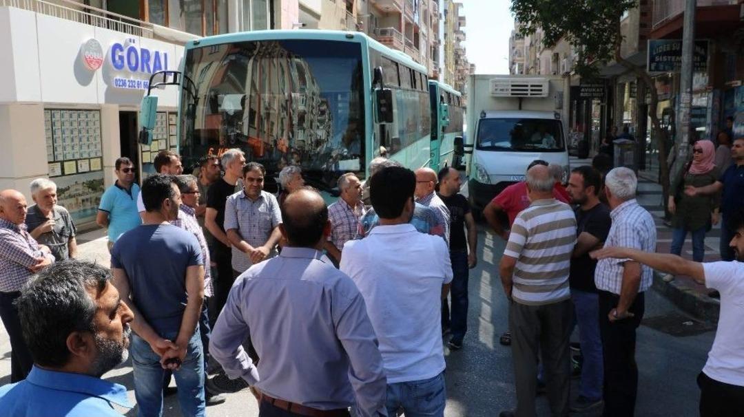 Caddelerine Pazar Yeri Kurulmasını İstemeyen Esnaf Yol Kapattı