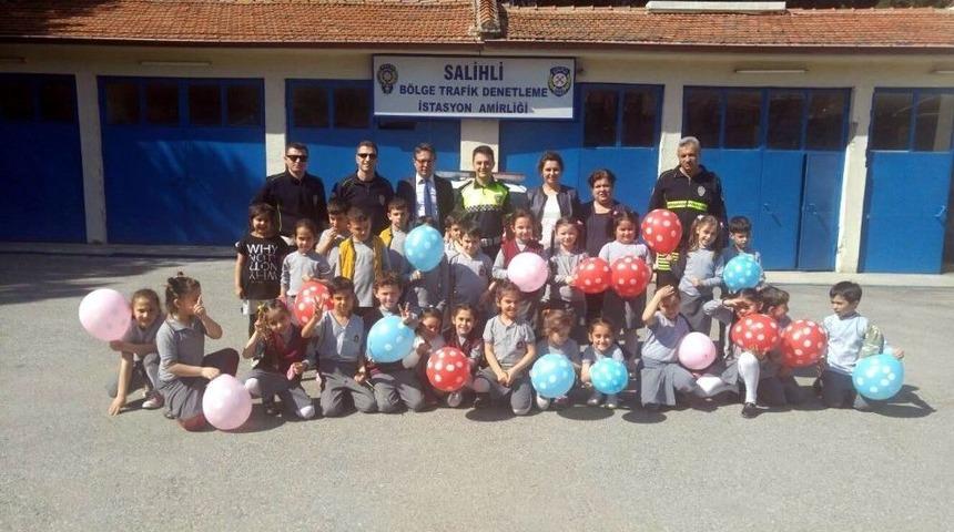 İlkokul &Ouml;ğrencilerinden Polislere Pastalı Kutlama