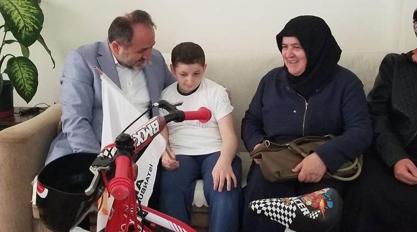 Bisikleti &Ccedil;alınan Kanser Hastası &Ccedil;ocuğu Milletvekili Demir&rsquo;den S&uuml;rpriz Hediye