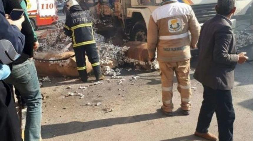 Seyir Halindeki Pamuk Y&uuml;kl&uuml; Kamyonda Yangın