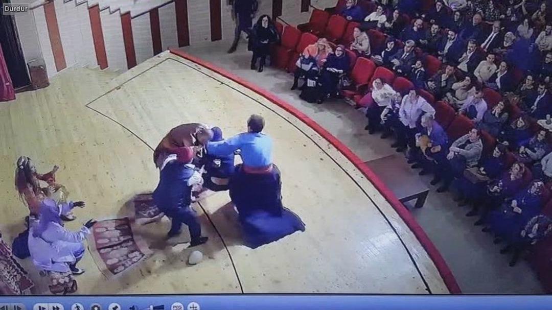 Darp Edilen Tiyatrocunun Organizat&ouml;r Firmayı Tehdit Ettiği İddiası