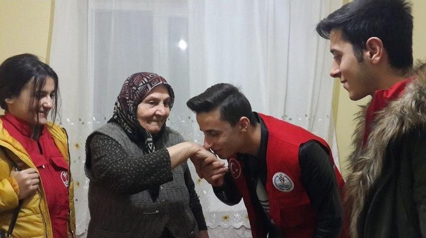 Teyzelere Umut Işığı Oluyorlar