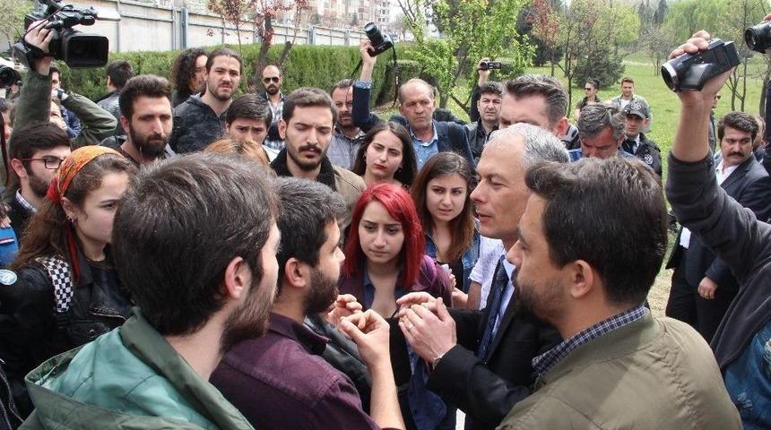 &Ouml;ld&uuml;r&uuml;len Akademisyenler İ&ccedil;in &Uuml;niversite &Ouml;ğrencileri Eylem Yaptı