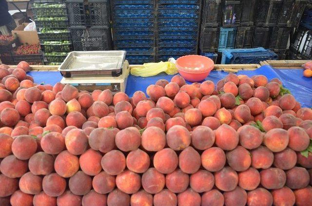 Sezonun İlk Şeftalisi Fiyatı İle Tezgahta El Yakıyor