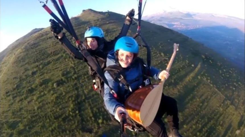 G&ouml;ky&uuml;z&uuml;nde Bağlama &Ccedil;alarak 3 Par&ccedil;a Seslendirdi