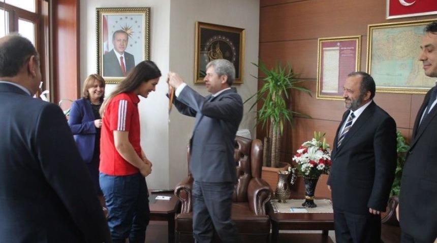 Boks&rsquo;ta Avrupa 2.&rsquo;si Olan Selma, Vali &Ccedil;ınar&rsquo;ı Ziyaret Etti