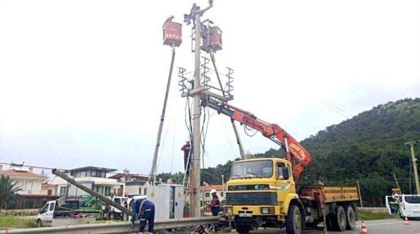 Ayvalık&rsquo;ta 3 Gencin &Ccedil;arparak Hayatını Kaybettiği Direk Yenilendi