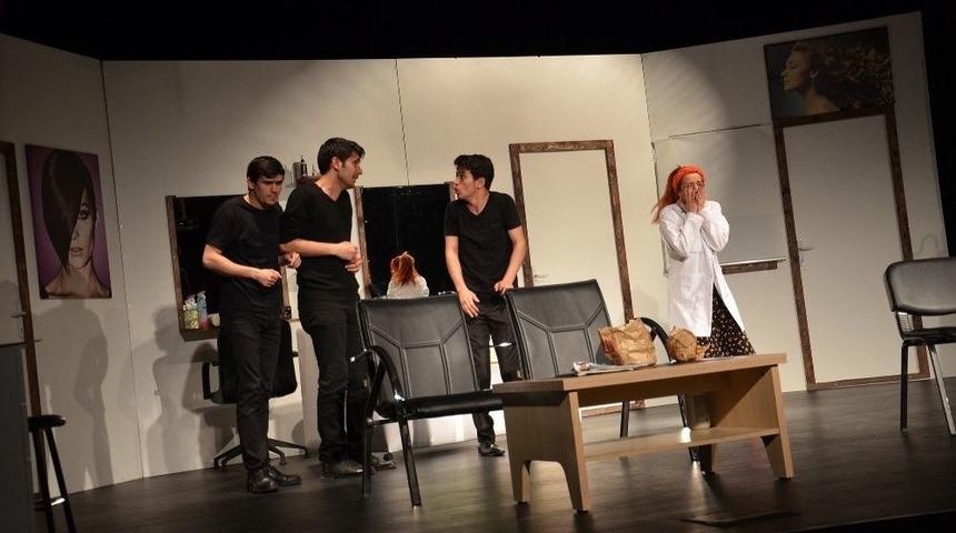 &ldquo;kuaf&ouml;rde Bir G&uuml;n&rdquo; Adlı Tiyatro Sahnelendi