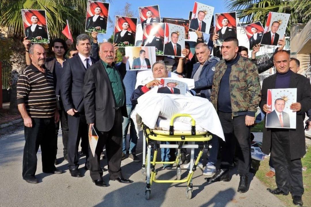 Oteline El Konulan İş Adamı Eyleme Ambulansla Geldi