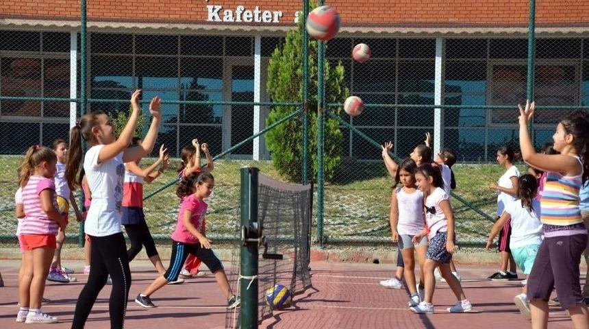 Aliağalı Gen&ccedil;lerden Yaz Spor Okullarına Yoğun İlgi