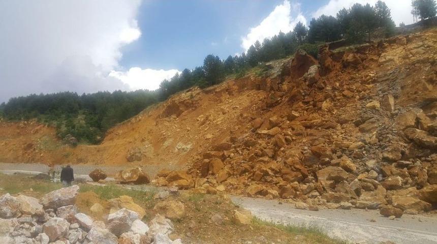 Çelikhan-yeşilyurt Yolunda Heyelan