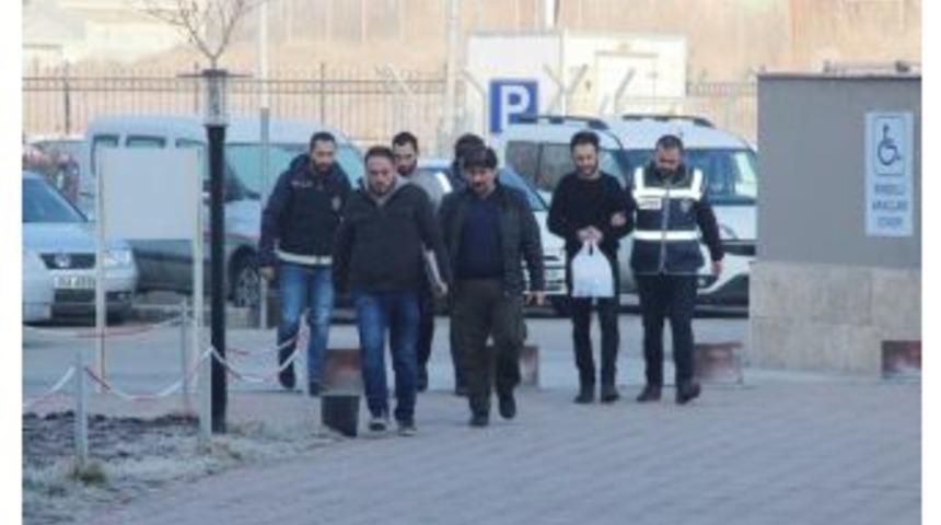 Lastik Patlatarak Hırsızlık Yapan Zanlılar Tutuklandı