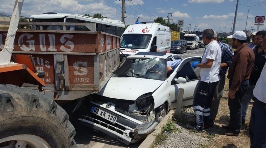 Otomobil Arpa Y&uuml;kl&uuml; R&ouml;morkun Altına Girdi: 1 Yaralı