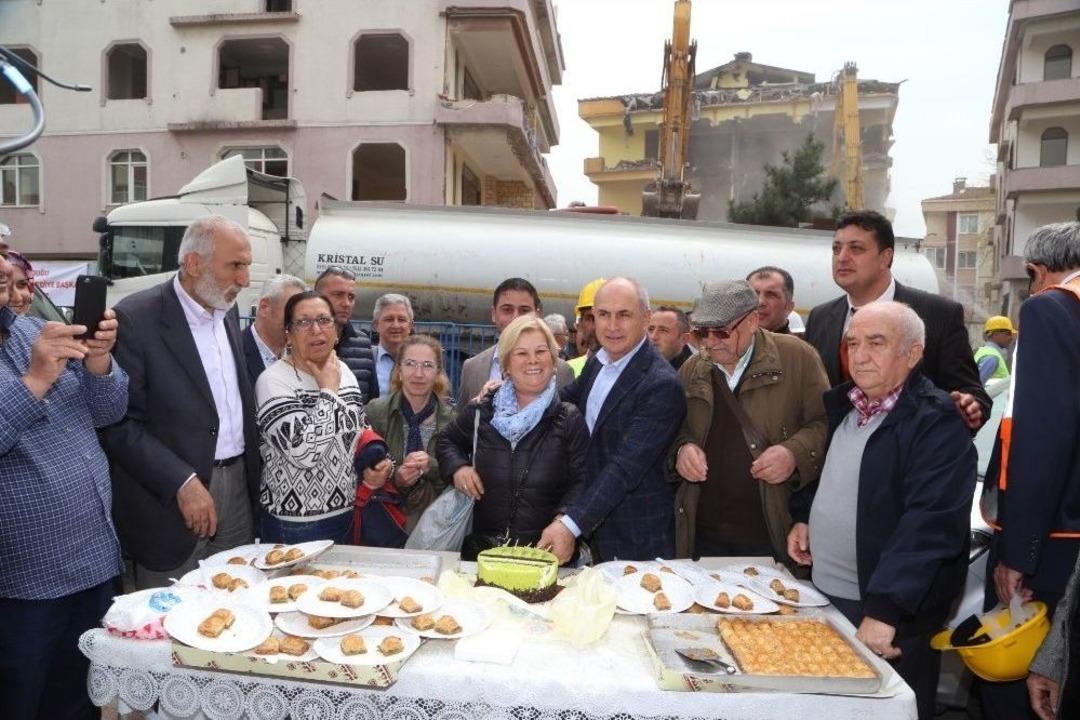 B&uuml;y&uuml;k&ccedil;ekmece&rsquo;de 4 Blok Kentsel D&ouml;n&uuml;ş&uuml;m Kapsamında Yıkıldı