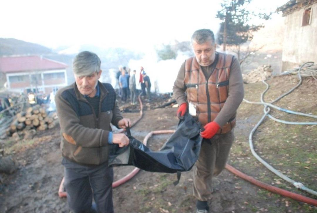 3 &Ccedil;ocuğun Cansız Bedeni Yanan Evden &Ccedil;ıkarıldı