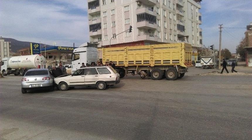 Kırmızı Işıkta Ge&ccedil;ti Kaza Yaptı