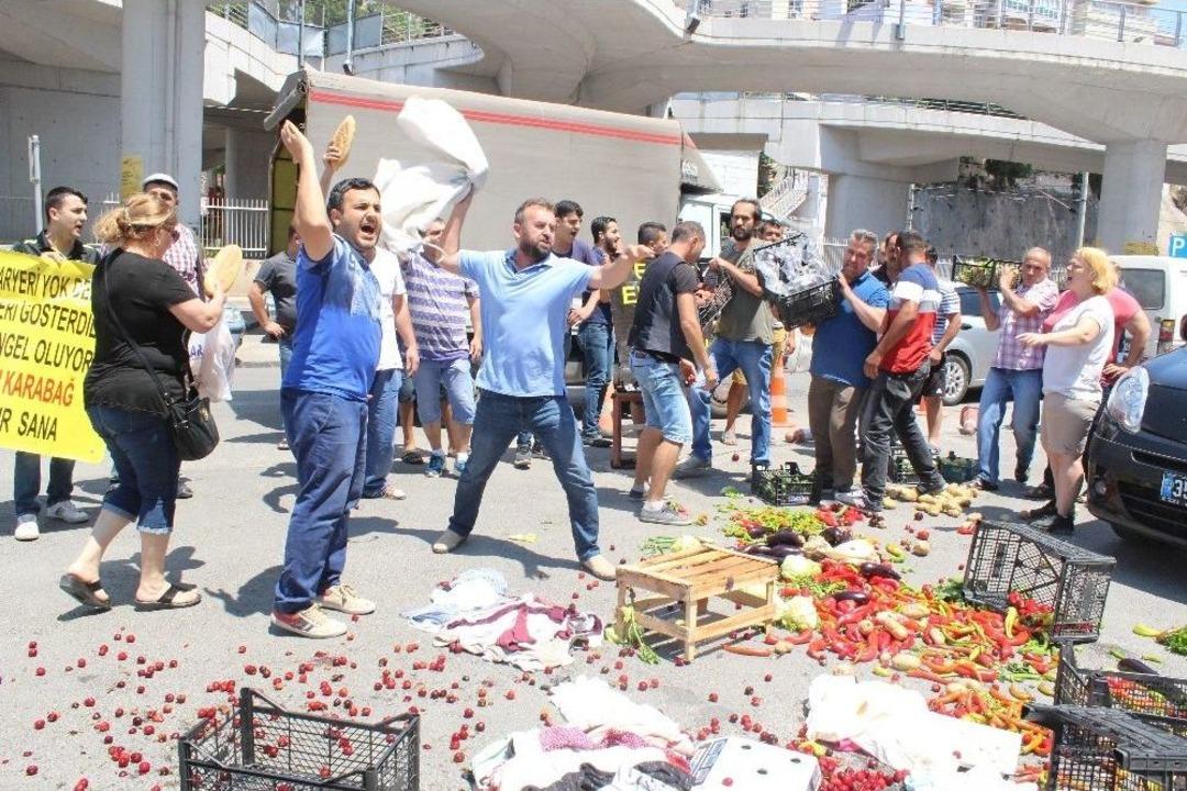Pazaryeri Kapanan Esnaf, Satamadıkları &Uuml;r&uuml;nleri Bayraklı Belediye Binasına Fırlattı