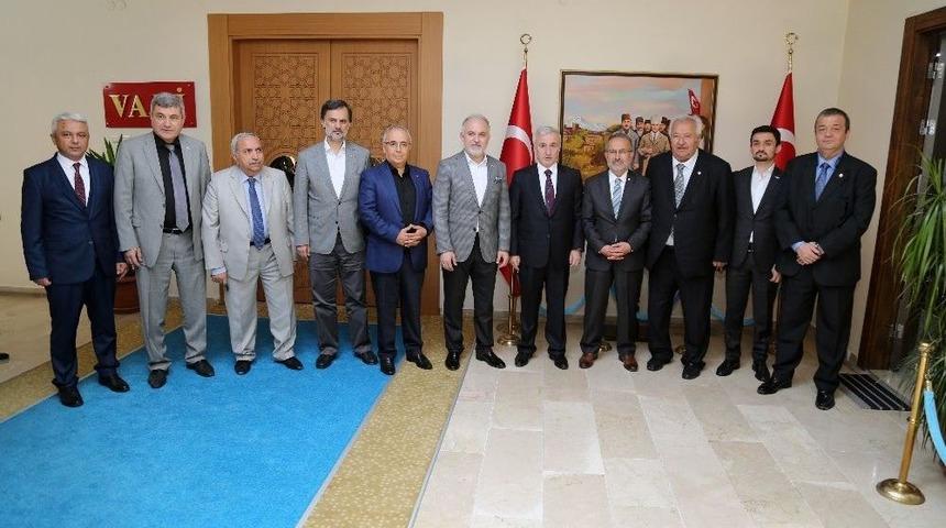 Kızılay Genel Başkanı Kınık Vali Kamçı’yı Ziyaret Etti