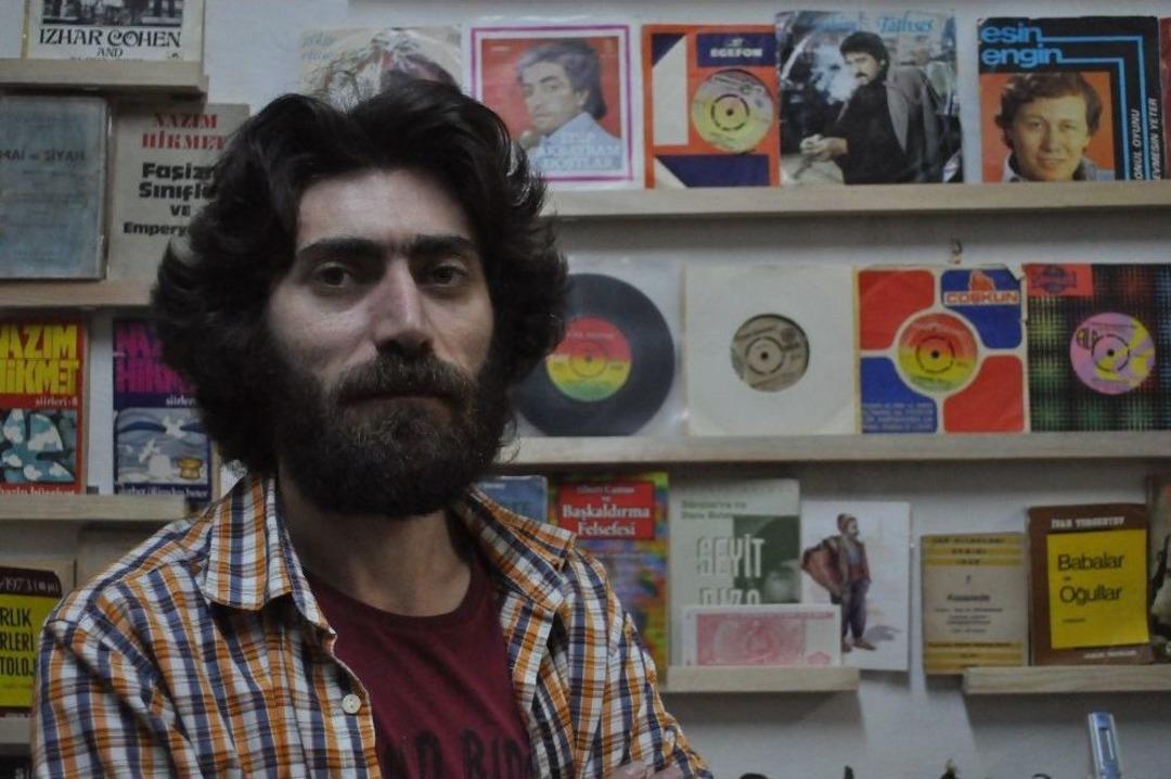 Aradığını Bulamayan Sahaflara Y&ouml;neliyor