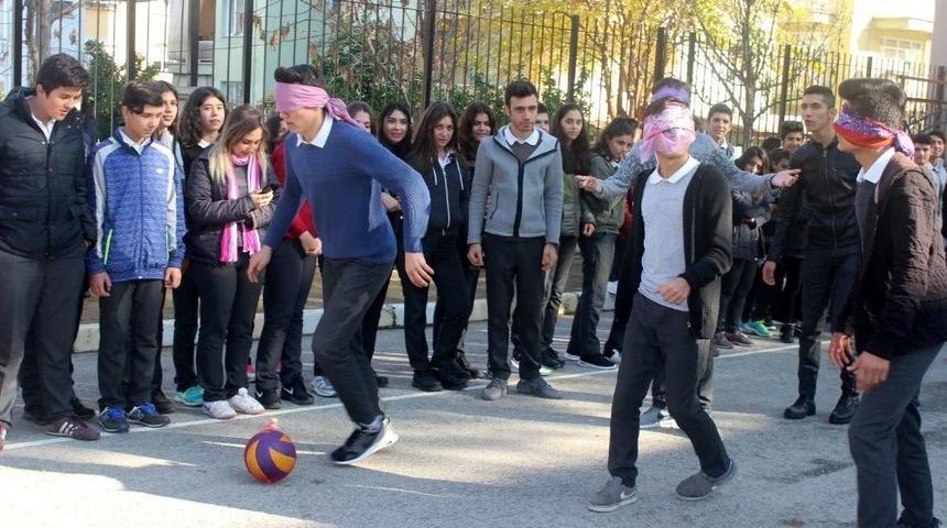 &Ouml;ğrenciler, Empati Kurmak İ&ccedil;in G&ouml;zleri Kapalı Ma&ccedil; Yaptı