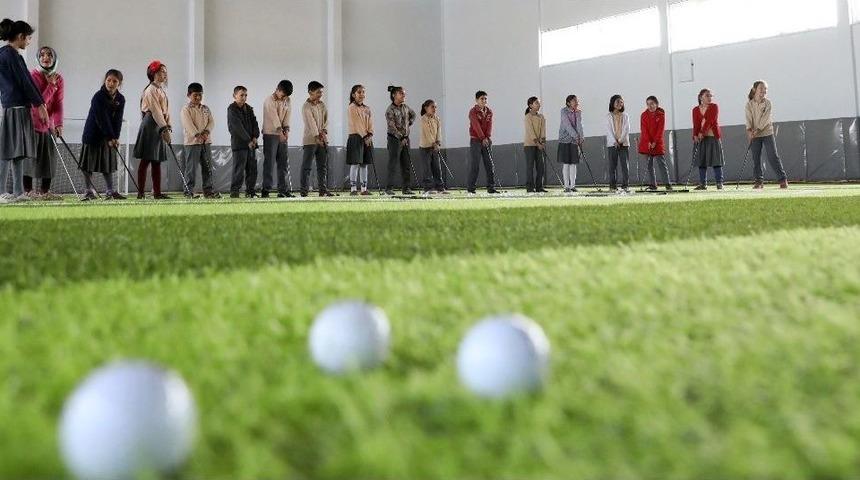 B&uuml;y&uuml;kşehir Geleceğin Golf&ccedil;&uuml;lerini Yetiştiriyor