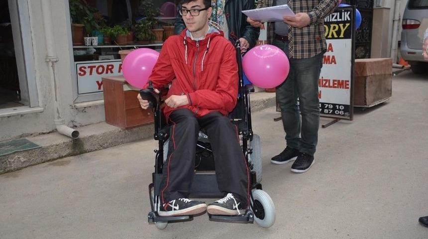 &Ouml;ğrencinin Ak&uuml;l&uuml; Tekerlekli Sandalye Sevinci
