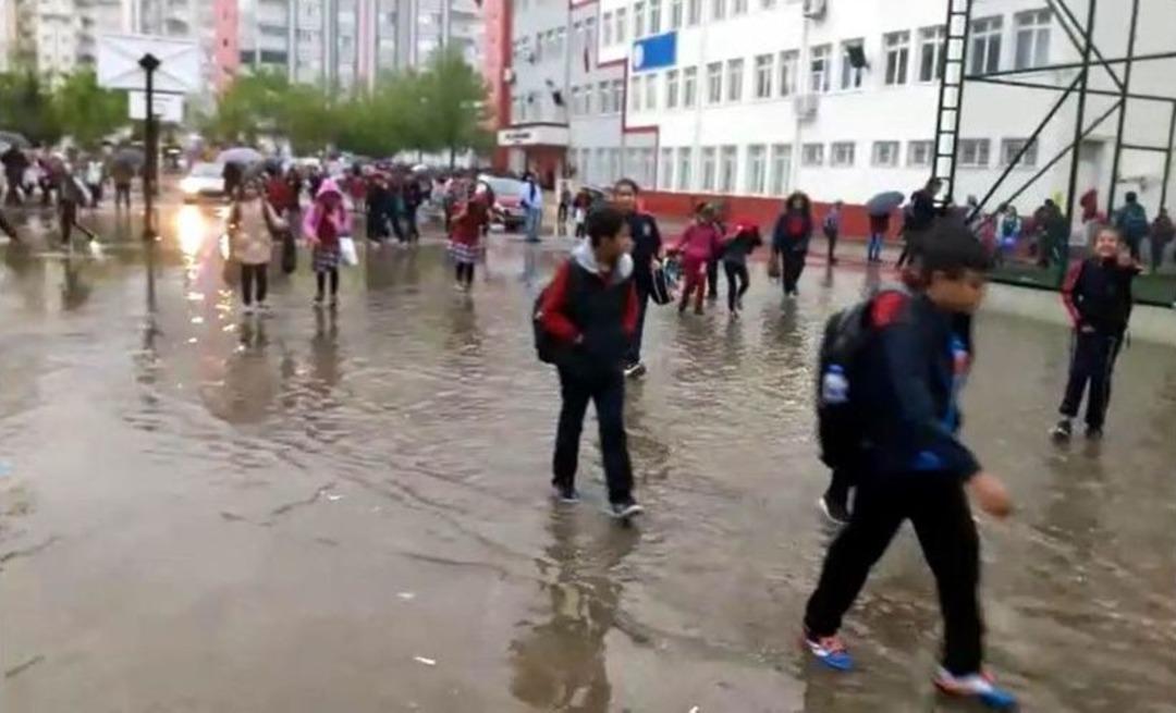 Gaziantep&rsquo;te Dolu Ve Sağanak Yağış Hayatı Fel&ccedil; Etti