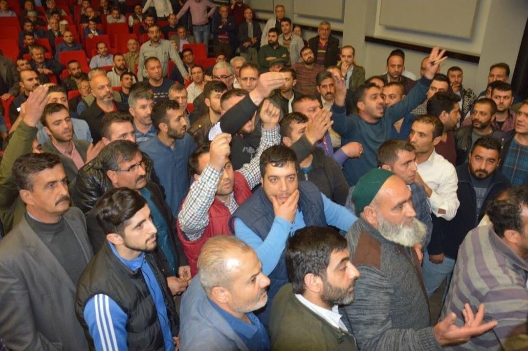 Pazarcı Esnafı Elinde Ekmek Valiliğe Y&uuml;r&uuml;d&uuml;