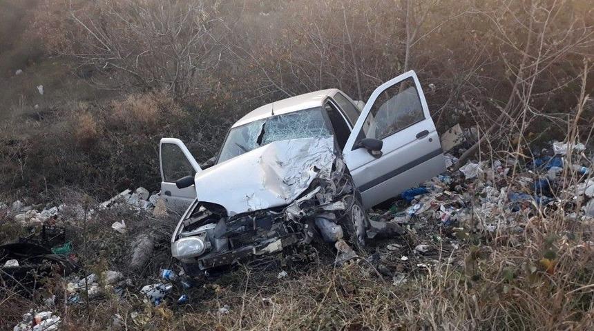 Kamyon İle Otomobil Kafa Kafaya &Ccedil;arpıştı: 3 Yaralı