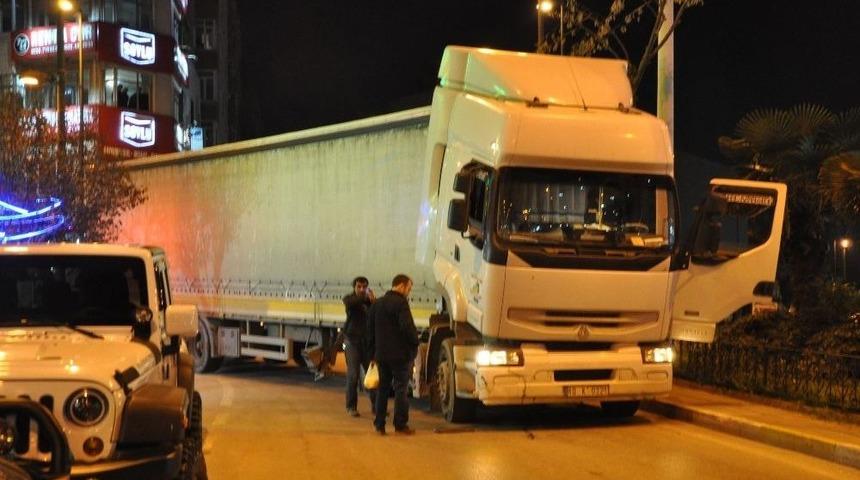 Mazotu Biten Tır Trafiği Alt &Uuml;st Etti