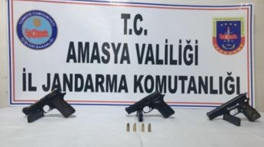 Yolcu Otob&uuml;s&uuml;nde 3 Ruhsatsız Tabanca Ele Ge&ccedil;irildi