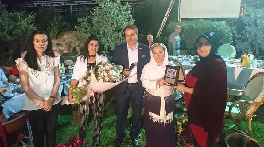 Bedia Akart&uuml;rk İftarda Mini Konser Verdi