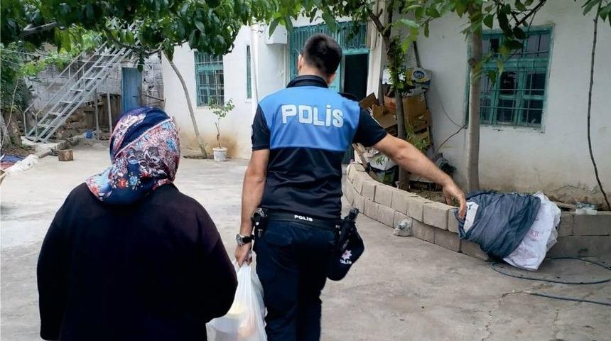 Kahta&rsquo;da Polis Ekipleri Ramazan Yardımı Dağıttı