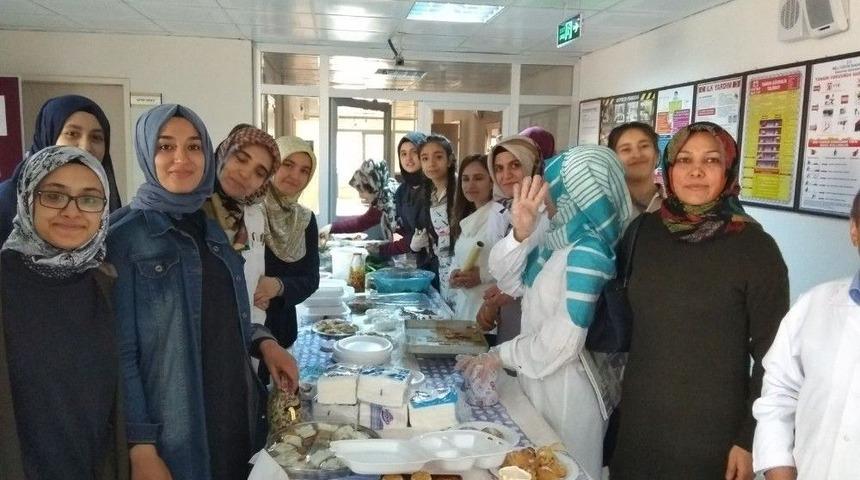 İmam Hatip &Ouml;ğrencilerin D&uuml;zenlediği Kermese Yoğun İlgi