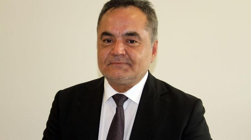 Trafik Kazası Ge&ccedil;iren Sanat&ccedil;ı Esat Kabaklı Ameliyat Oldu