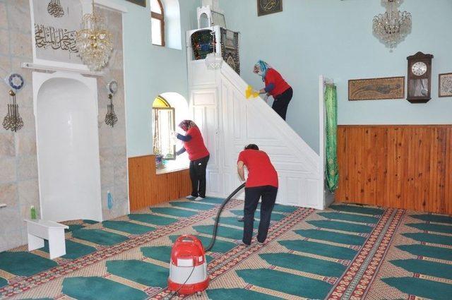 Buldan Belediyesi 58 Camide Bayram Temizliği Başlattı