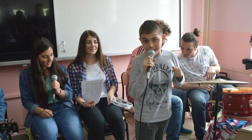 &Ouml;zel &Ouml;ğrenciler Şarkı S&ouml;yleyip Dans Etti