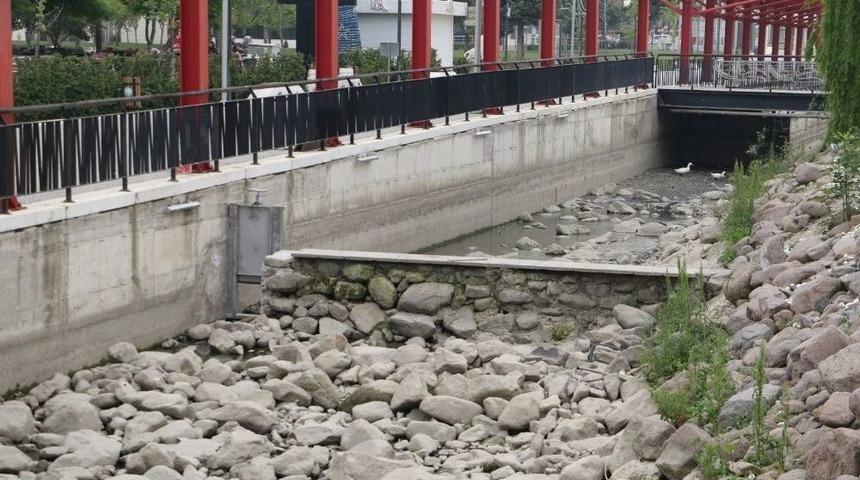 Kent Park İ&ccedil;inden Ge&ccedil;en Derede Temizlik &Ccedil;alışması