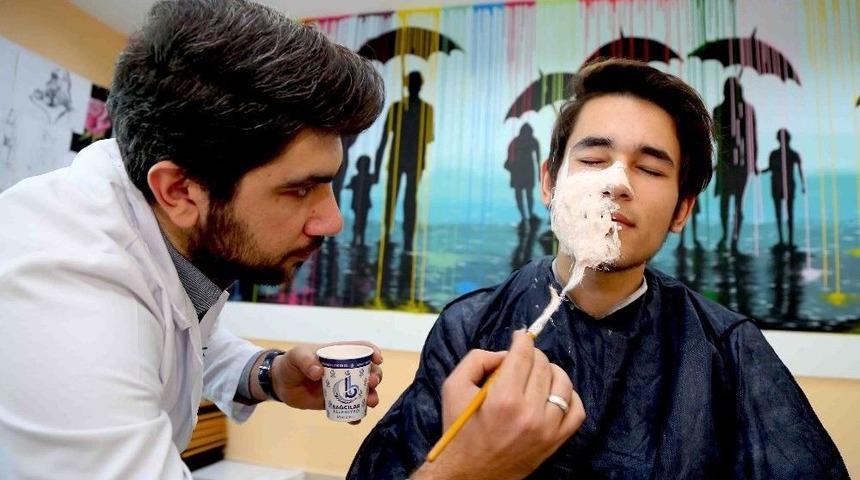 Bağcılarlı Gen&ccedil;lerin Yaptığı Plastik Makyaj Hollywood&rsquo;a Taş &Ccedil;ıkardı