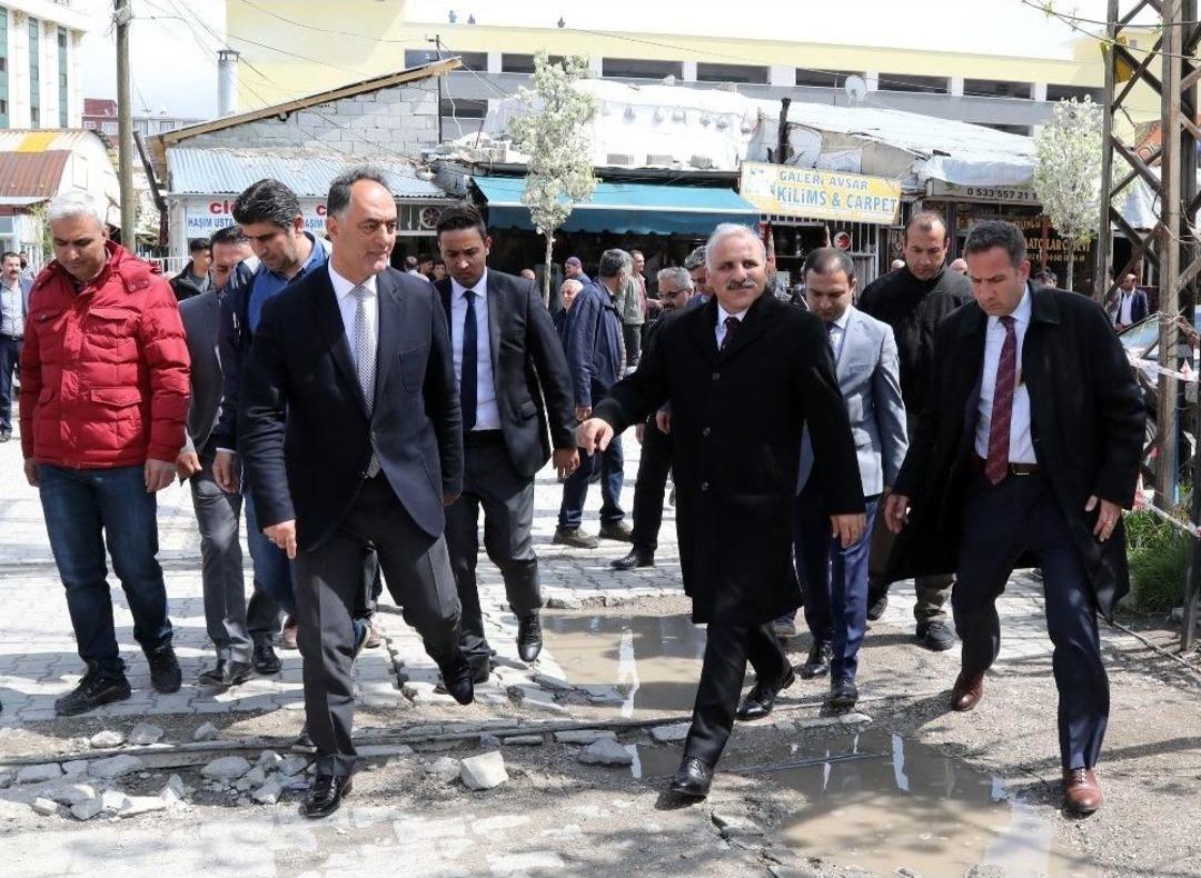 Van&rsquo;da &lsquo;kent Meydanı&rsquo; İ&ccedil;in Yıkımlar Başladı