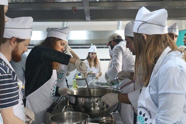 Avrupayı Aş&ccedil;ılar, Gaziantep&rsquo;te Yemek Yapmayı &Ouml;ğreniyor 2