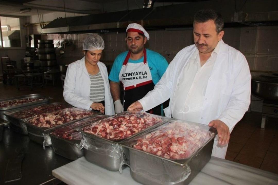 Her G&uuml;n 2 Bin 500 Kişilik İftar Yemeği Hazırlıyorlar