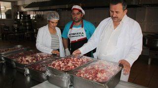 Her Gün 2 Bin 500 Kişilik İftar Yemeği Hazırlıyorlar