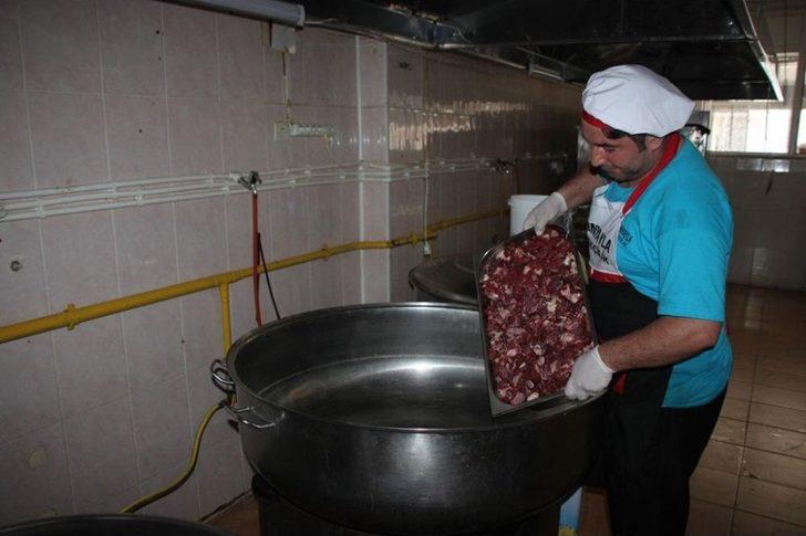 Her Gün 2 Bin 500 Kişilik İftar Yemeği Hazırlıyorlar G1