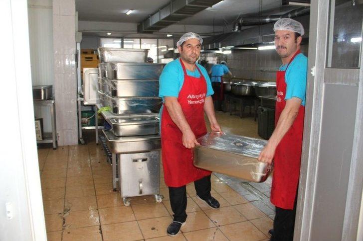 Her Gün 2 Bin 500 Kişilik İftar Yemeği Hazırlıyorlar G2