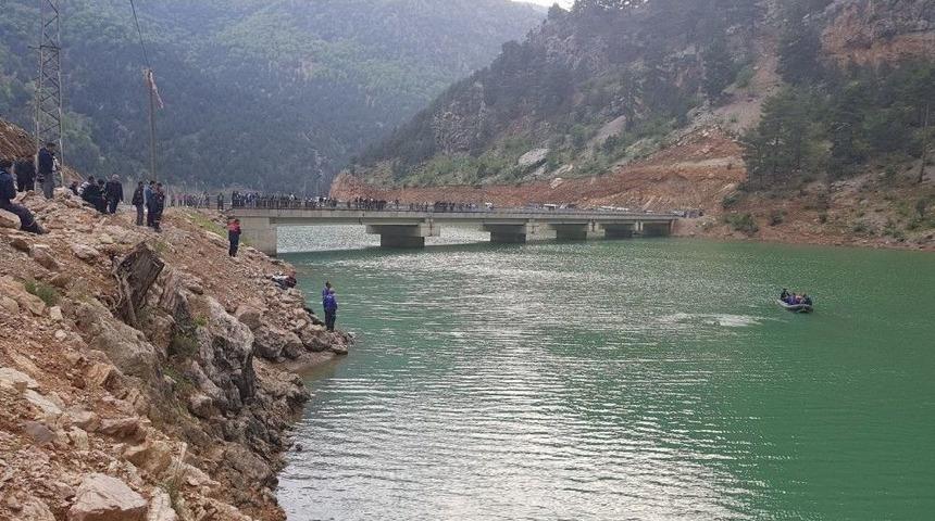 G&ouml;lete D&uuml;şen Otomobilde 3&rsquo;&uuml; &Ccedil;ocuk 4 Kişi Kayboldu