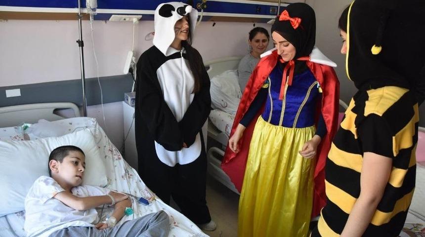 G&ouml;n&uuml;ll&uuml; &Ouml;ğrenciler &Ccedil;ocukların Y&uuml;z&uuml;n&uuml; G&uuml;ld&uuml;rd&uuml;